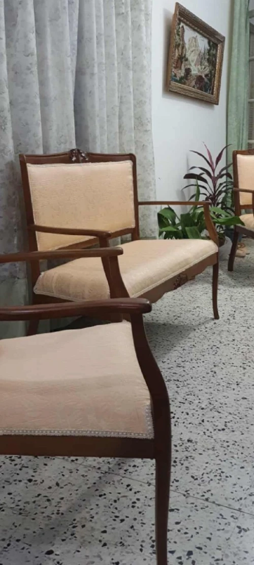 un "salon" de 3 pièces (2 fauteuils et 1 banquette).