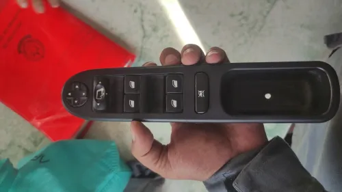 commande de lève-vitre électrique pour une Peugeot 307 207