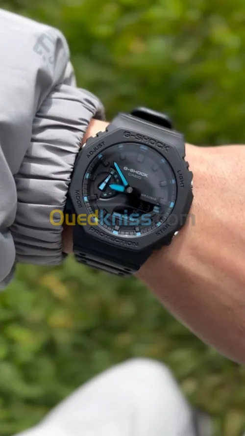   Previous Next صور حقيقي Montre Casio G-Shock Noir fond noir et bleu
