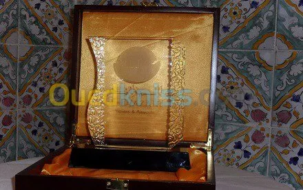  GRAVURE ET DE DÉCOUPE AU LASER