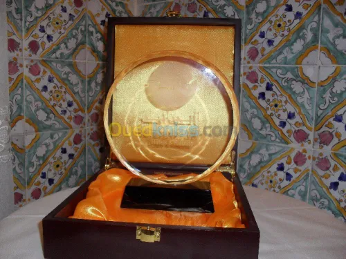  GRAVURE ET DE DÉCOUPE AU LASER