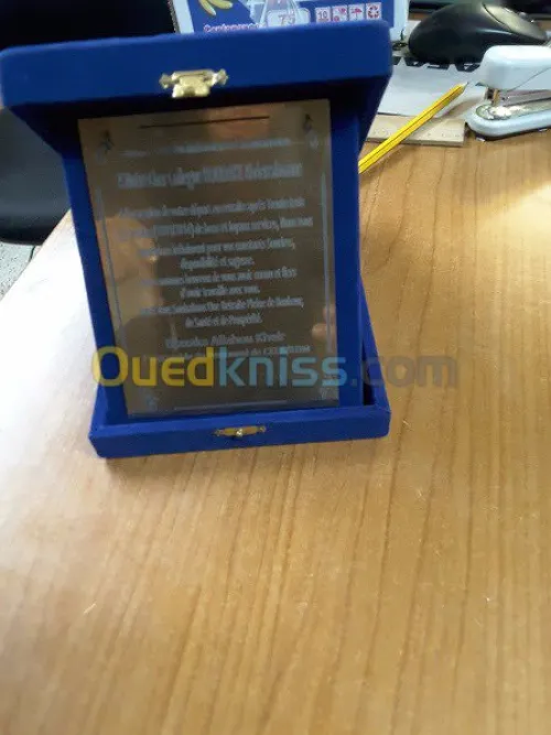  GRAVURE ET DE DÉCOUPE AU LASER