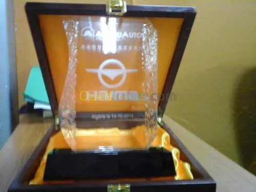  GRAVURE ET DE DÉCOUPE AU LASER