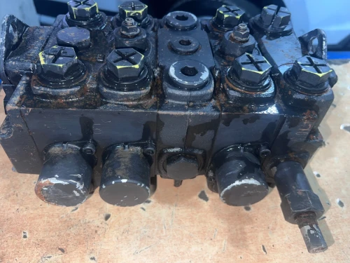 Distributeur hydraulique Parker F130CF pour grue