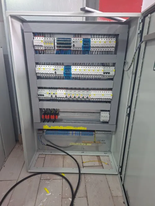 Services de câblage et installation d'armoires électriques industrielles et électricité du bâtiment