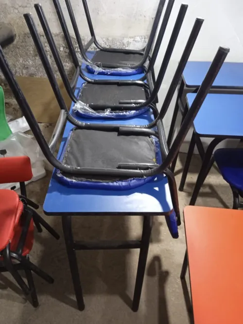 Chaises et tables scolaires
