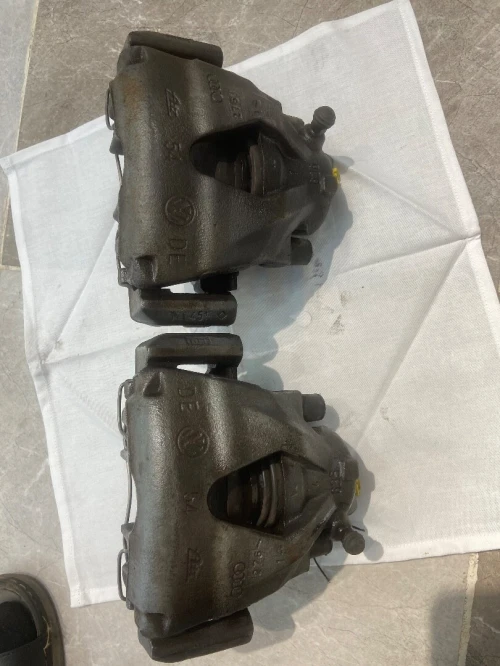 Deux disques avant avec leurs plaquettes et les plaquettes de frein la marque BREMBO 