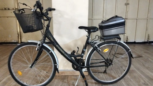 Vélo de ville en bon état ,idéal pour déplacement quotidiens courses ou balades . Espagne