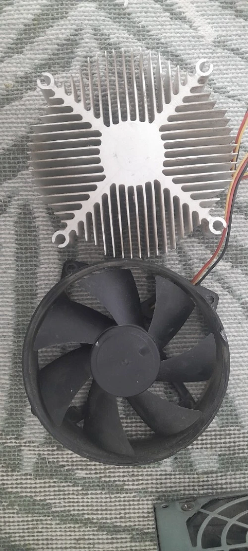 Intel pentium 4 650 (3.40Ghz) avec ventilateur et une sink