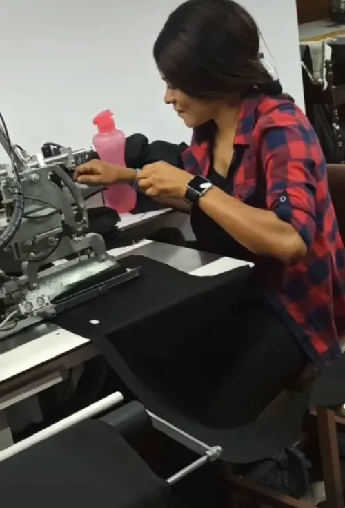 UN COUTURIERE EXPÉRIMENTÉ À LA RECHERCHE D'EMPLOI