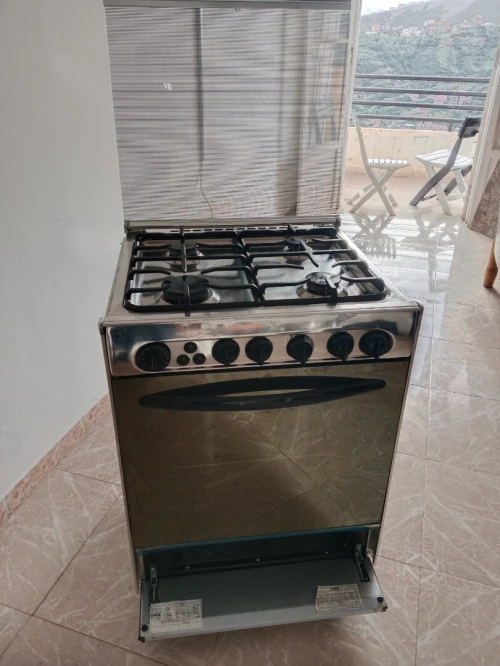 Cuisinier 4 feu plus Four ventilé