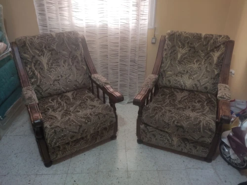 Deux fauteuils une place en bois hêtre en bon état 