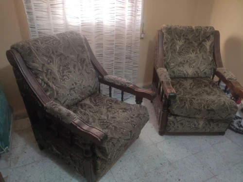 Deux fauteuils une place en bois hêtre en bon état