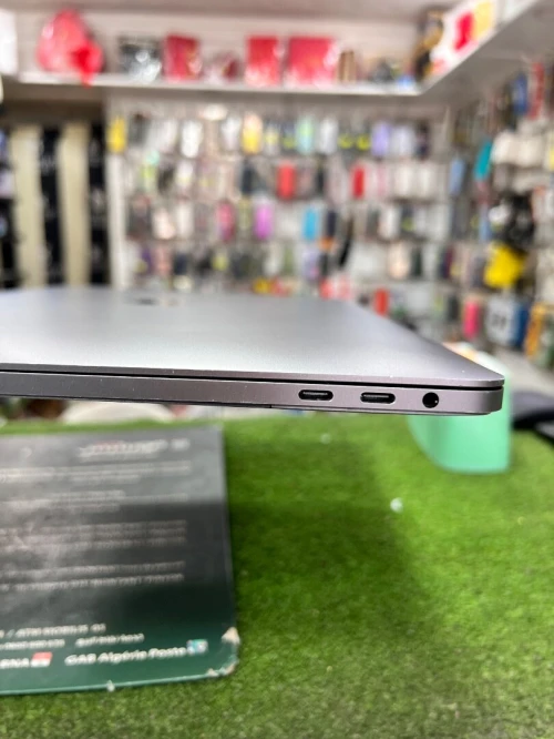MACBOOK PRO TOUCHBAR 2018 15.6 POUCES - INTEL 8EME GENERATION CORE 17-8850H 2.2GHz - AMD RADEON PRO 555X GDDR5 4GB - 512GB SSD - 16GB RAM