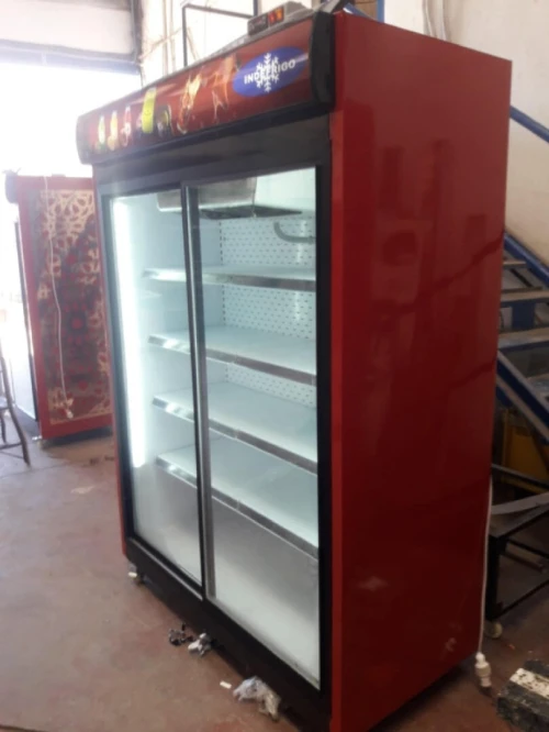 ثلاجة عرض