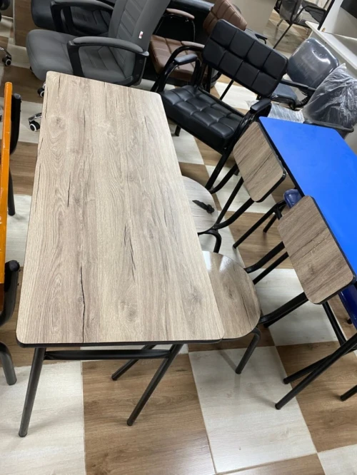 Tables et chaises et tableaux pour école
