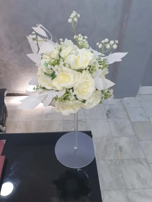 Centre de table poquet de fleurs blanche avec support