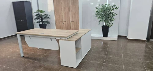 BUREAU OPERATEUR PIEDS BLANC ( IMPORTATION )