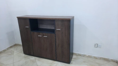 ENSEMBLE DE BUREAU 1.80M AVEC RETOUR CAISSON FIX ET BAHUT 04 PORTS +TABLE BASSE ET 03 CHAISES