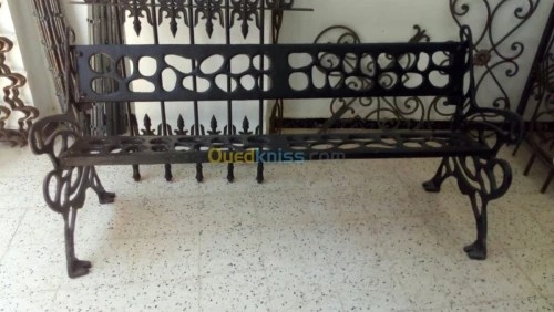 banc public et borne en fonte