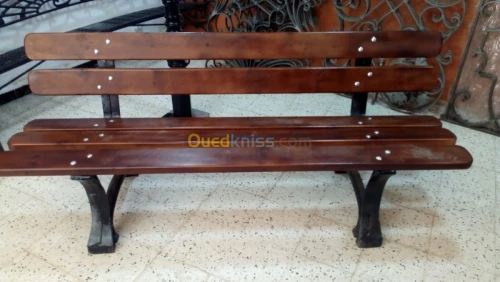 banc public et borne en fonte