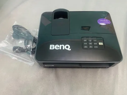 Je Vends un ECRAN DE PROJECTION Pour DATA SHOW MOTORISE Avec Télé Commande + Interrupteur(MaxiPower)