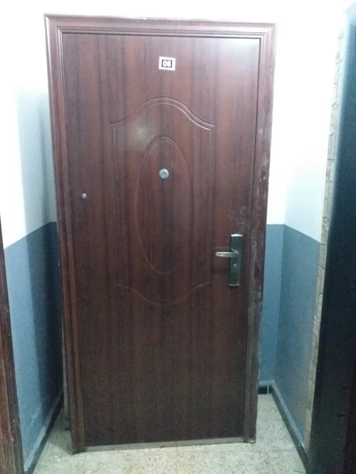 باب منزل تفتتح خارجيا