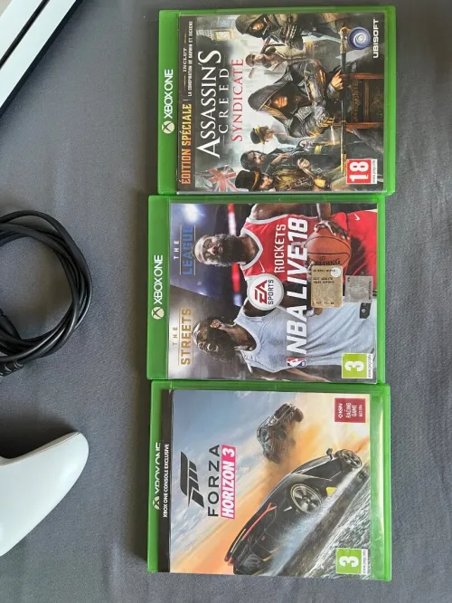Xbox one s état 10/10 habet caba avec manette original et 3 cd avec la boîte