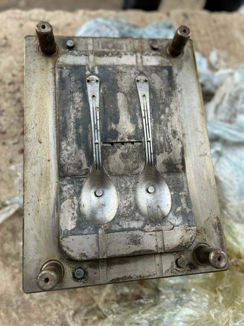 Moule injection de plastiques ( articles de menages)