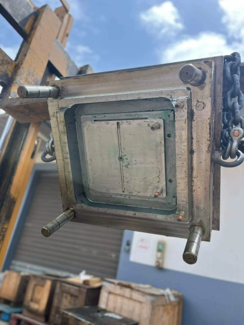 Moule injection de plastiques ( articles de menages)