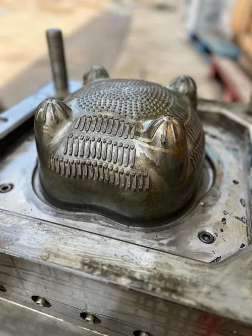 Moule injection de plastiques ( articles de menages)