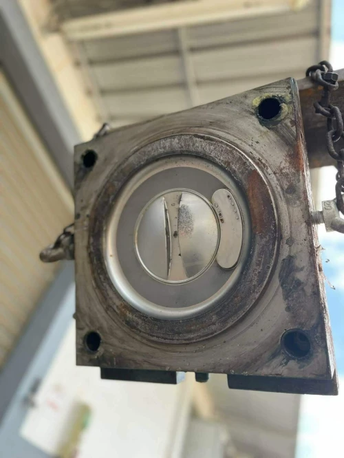 Moule injection de plastiques ( articles de menages)