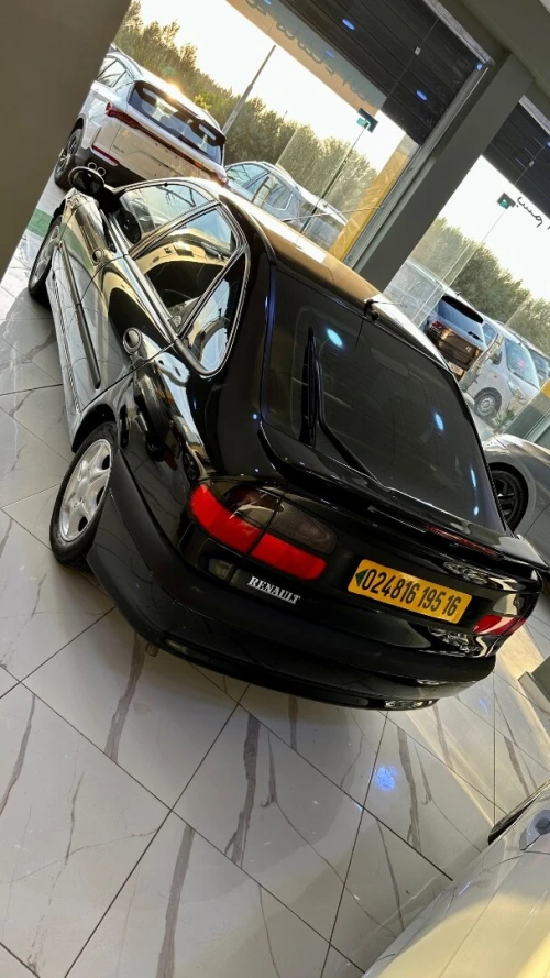 Renault Laguna 1 1995 ملبسة