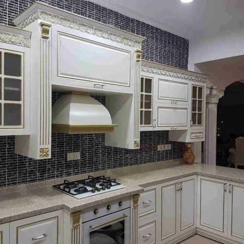 Des designs de cuisines et de portes qui reflètent le raffinement et le luxe.