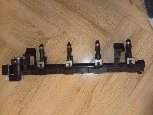 Rampe d'injection complète avec quatre injecteurs d'essence Ford Fiesta 1.25 2012 d'origine