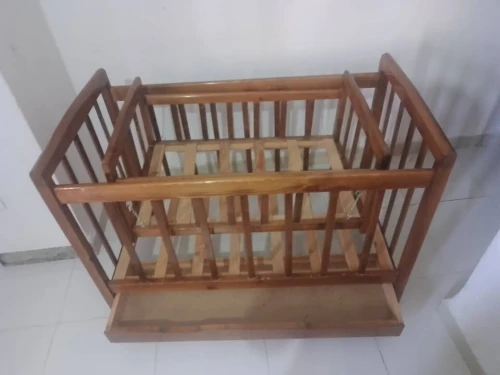 Lit bébé en bois massif presque neuf avec matelas 10 000 DA