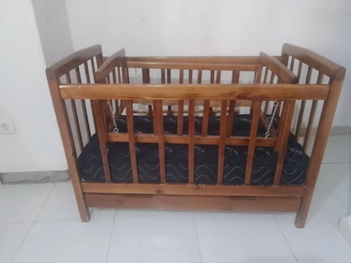 Lit bébé en bois massif presque neuf avec matelas 12 000 DA