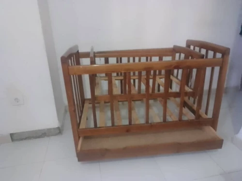 Lit bébé en bois massif presque neuf avec matelas 10 000 DA
