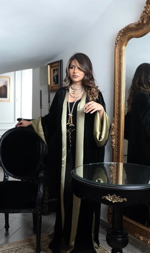 Abaya avec sa ceinture neuve dans son emballage