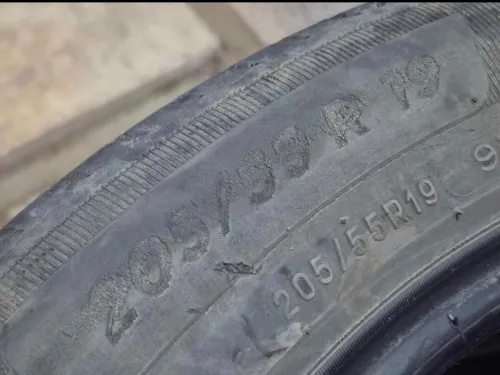 3 pneus Michelin et un pneu 205 55 R19