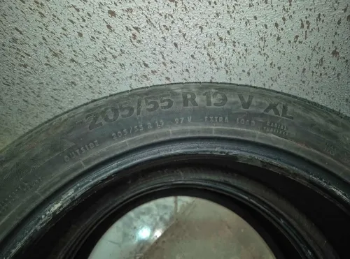 3 pneus Michelin et 1 pneu 205 55 R19