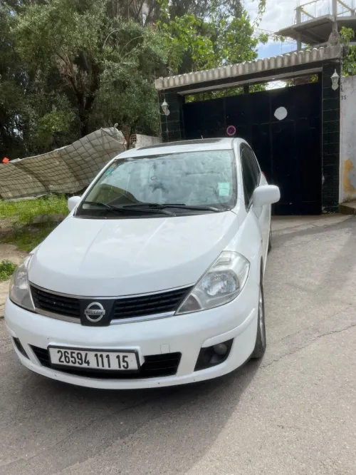 Nissan Tiida 4 portes 2011 Tiida 4 portes