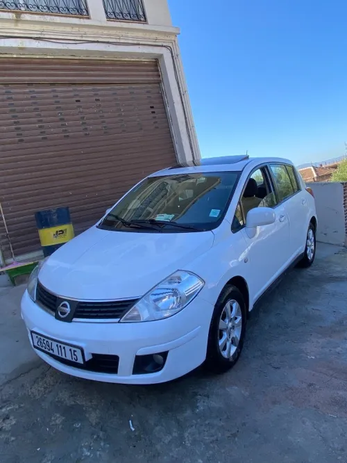 Nissan Tiida 4 portes 2011 Tiida 4 portes