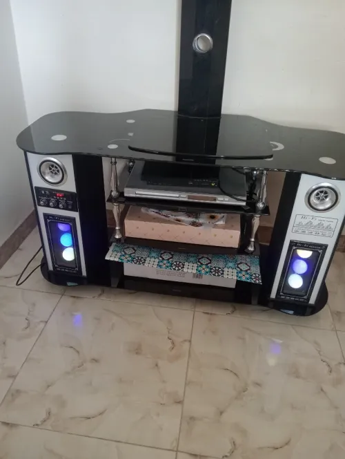 Meuble de télévision avec dolbi système et radio intégré 