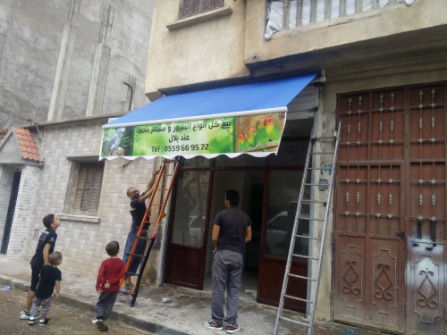 tinda Bach et facade publicitaire