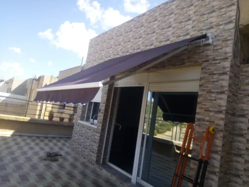 tinda Bach et facade publicitaire