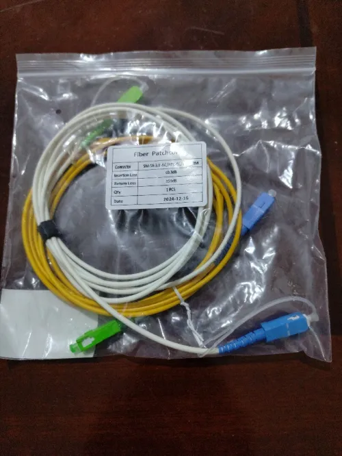 Plusieurs câble ethernet et fibre