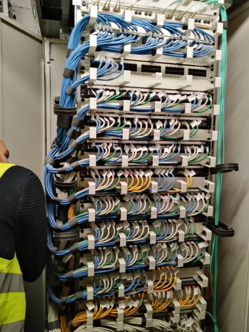 Installation des réseaux et des cameras de surveillance (intérieur & extérieur)