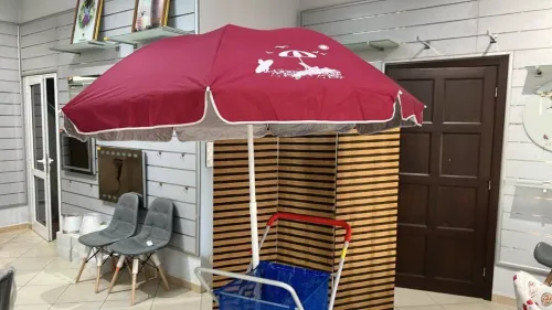 Parasol et équipement de plage et pisc