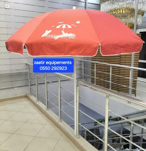 Parasol et équipement de plage et pisc
